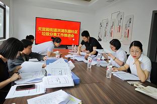 赛前罗马球迷合唱队歌+展示TIFO，这气氛无敌了